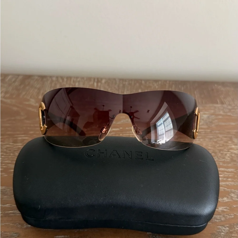 CHANEL Black Frame Brown Gradient CC Logo Rimless Sunglasses - Picture 1 of 11